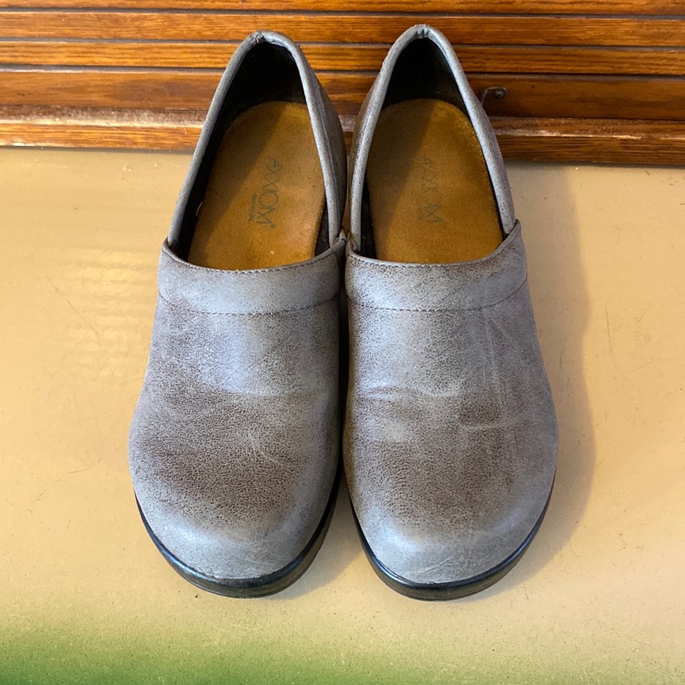 Axxiom Shoes women’s Size 7 gray. Very comfortable.